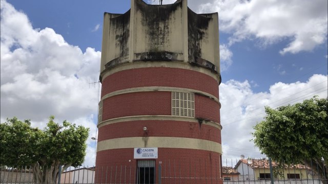 CAIXA D'ÁGUA DE PEDRAS DE FOGO ESTÁ COM RACHADURAS, VAZAMENTOS E AMEAÇA CAIR