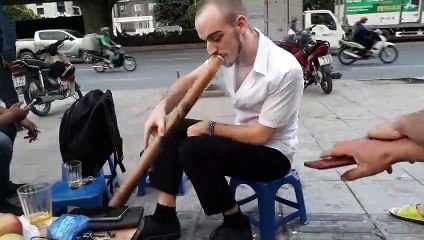 Tây Hút Thuốc Lào Quá Đẳng Cấp