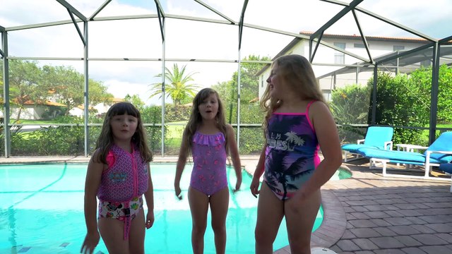Diversão na Piscina e Brincadeiras das Princesas com Sophia Isabella e Alice Princesas Episódio (9)