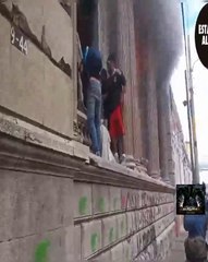 MANIFESTANTES ANTICORRUPCION pegan FUEGO al CONGRESO de GUATEMALA