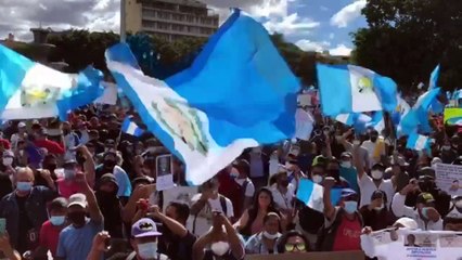 Manifestantes incendian sede del Congreso de Guatemala