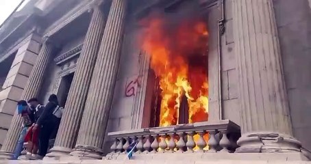 ext-manifestantes-prenden-fuego-y-vandalizan-congreso-de-guatemala-211120