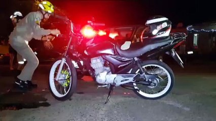Forte colisão entre carro e moto no Jardim Clarito deixa homem gravemente ferido