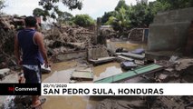 شاهد.. سكان مدينة في هندوراس يلملمون ما تركته العاصفة إيتا من حطام منازلهم