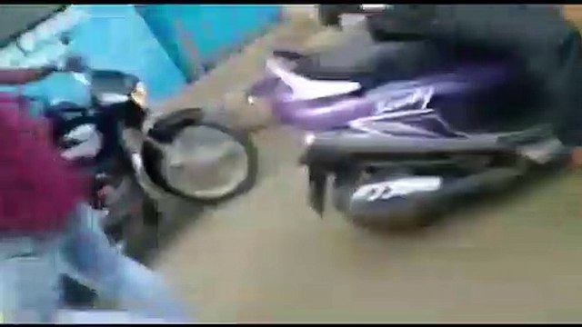 சினிமா பாணியில் சேஸிங்.. கார் மீது ஏறி லாரி திருடனுடன் சண்டையிட்ட மணப்பாறை போலீஸ்! - வீடியோ