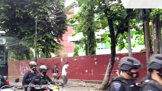 Polda Metro Jaya Semprotkan Cairan Disinfektan di Sekitar Markas FPI