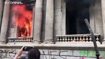 Guatemala'da hükümetin 2021 bütçesini protesto eden göstericiler parlamento binasını ateşe verdi