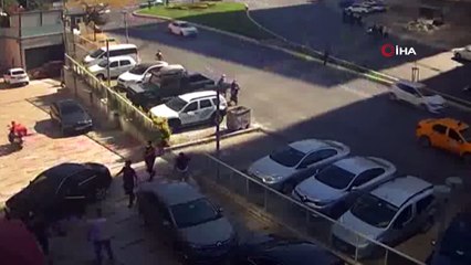 Dolandırıldığını iddia ettiği eski patronuyla konuşmaya gitti ekmek bıçağıyla bıçaklandı...O anlar kameralara yansıdı