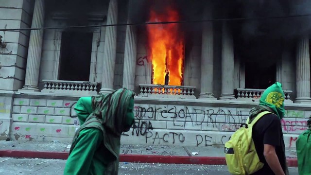 Manifestantes asaltan el Congreso de Guatemala y le prenden fuego
