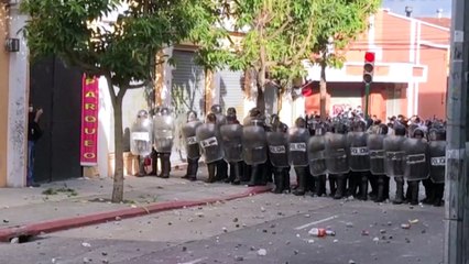 Οργή πολιτών στη Γουατεμάλα - Διαδηλωτές έβαλαν φωτιά στη Βουλή
