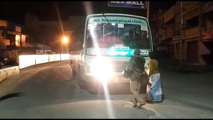 திருப்பத்தூர்: குடி போதையில் நடுரோட்டில்  போக்குவரத்தை சரி செய்த குடிமகள் - வீடியோ