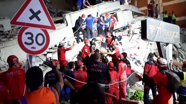 İZMİR - Enkaz altından çıkarılan genç futbolcunun yaşam mücadelesi sürüyor