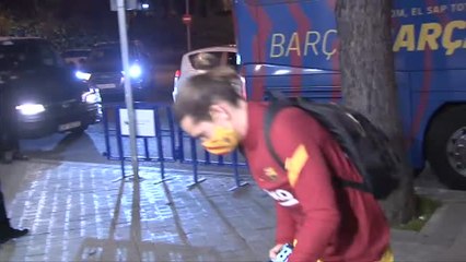 Piqué llegó al hotel de concentración con una fuerte cojera