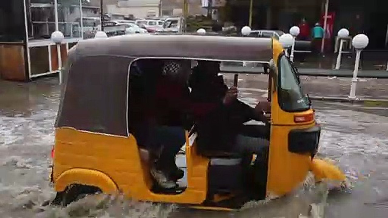 شوارع في بغداد تفيض بالمياه جراء الأمطار الغزيرة