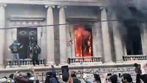 Guatemala'da bütçe protestoları: Kongre binasını ateşe verdiler!