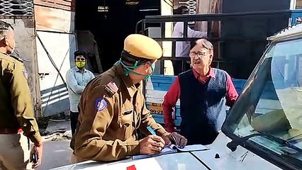 एक्शन में पुलिस, गली-मोहल्ले में पहुंच काटे चालान
