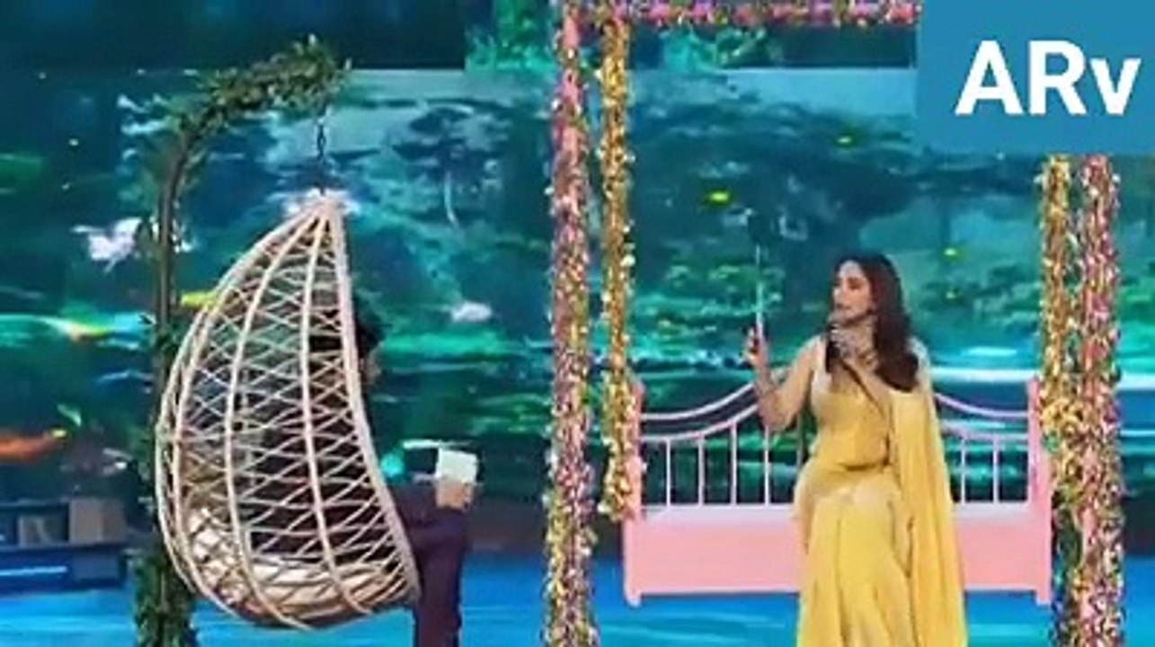 Kapil Sharma  and  Madhuri Dixit  (Have Fun In Award Show)