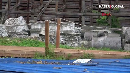 Bina yıkıldı, tarihi eserler ortada kaldı