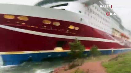 Dev yolcu gemisi karaya oturdu