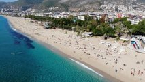 Alanya’da sahiller tıklım tıklım