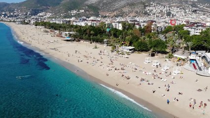 Alanya’da sahiller tıklım tıklım