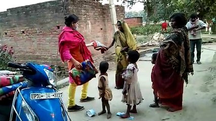 गरीबों की मसीहा बनकर आई सदफ फातिमा, गांव में बाटी कंबल