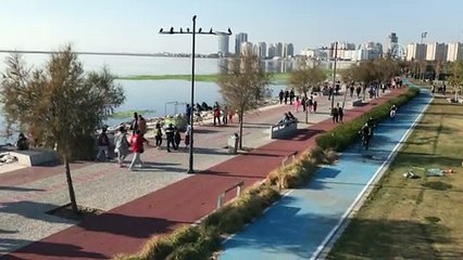 İZMİR - Sokağa çıkma kısıtlamasının sona ermesiyle hareketlilik başladı (2)