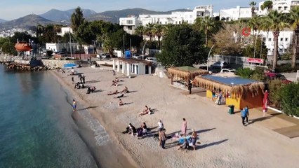 Kısıtlama biter bitmez sahile akın ettiler, denizin keyfini doyasıya çıkardılar