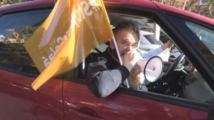 5.000 coches tiñen de naranja la Castellana en contra de la Ley Celaá
