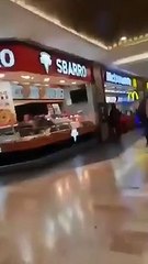 Masa ve sandalyeler kaldırıldı; AVM'de, yerde yemek yediler