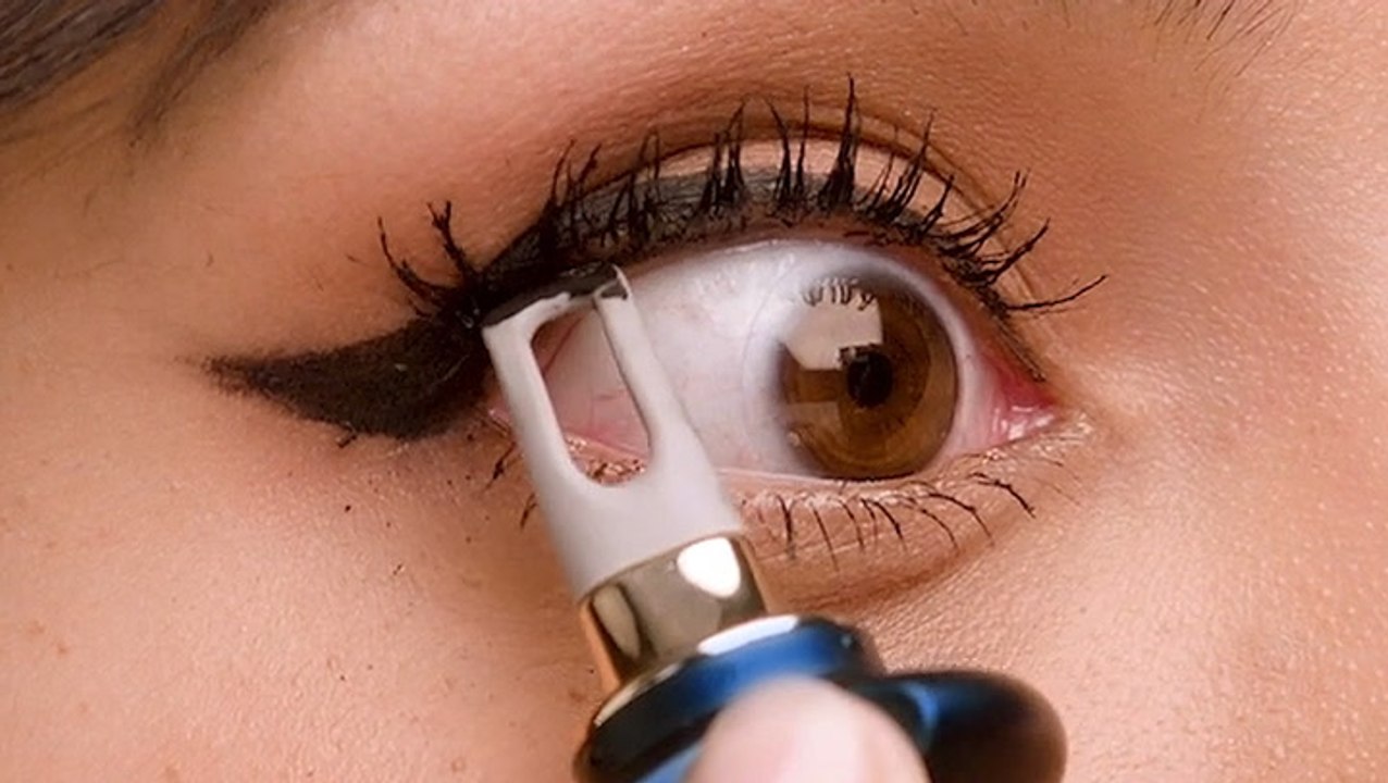 Eyeliner Tool Steadies Shaky Hands