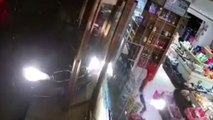 Cãi nhau với bạn trai, cô gái lái xe xịn tông nát cửa hàng