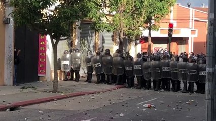 Manifestantes ateiam fogo no Congresso da Guatemala