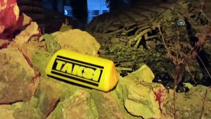 ANKARA - Başkentte, taksi evin çatısına devrildi: 1 yaralı