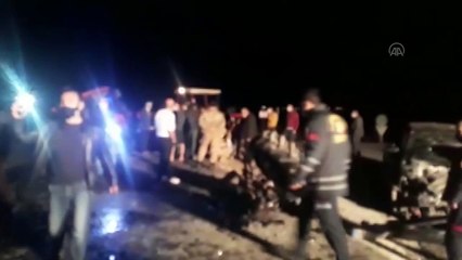 MARDİN - Otomobil ile traktör çarpıştı: 5 yaralı