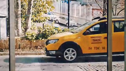 فضيلة و بناتها انجي تعانق حازم بعدشفائه وفضيلة تكشف له ان انجي دخلت السجن بسبب ياسمين