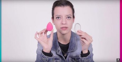 Las editoras prueban aplicadores de maquillaje| ActitudFem