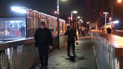 Kısıtlamanın ardından iş başı yapan vatandaşlar yollara akın etti