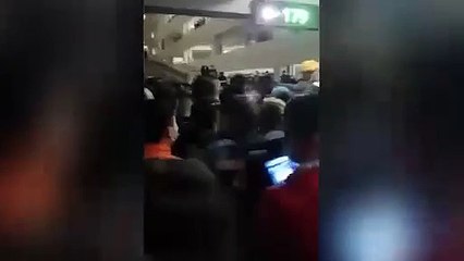 Çin’deki bir  havalimanında karantinaya alınmak istenen binlerce kişi kaçmaya çalıştı