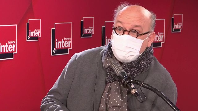 Je réclame le droit au sourire voltairien, je m'inscris dans cette filiation qui vient du XVIIIe, réfléchir avec un sourire (Marc Lambron)