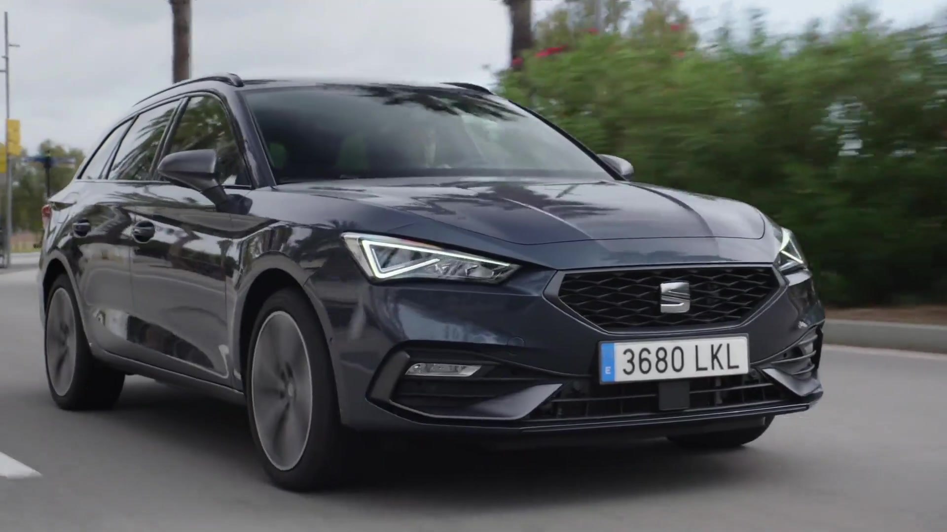 New SEAT Leon e-HYBRID in Sportstourer Magnetic Tech Driving Video - video  Dailymotion