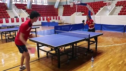 ADANA - Milli masa tenisçi Sibel Altınkaya, olimpiyat vizesi için raket sallıyor
