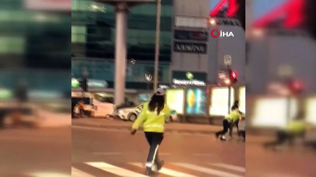 Yolda kalan sürücünün imdadına trafik polisi yetişti