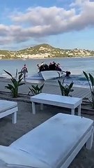 Alucinante: Inmigrantes llegan en una patera a un "beach club" y se dedican a tirar cohetes para avisar a la Policía