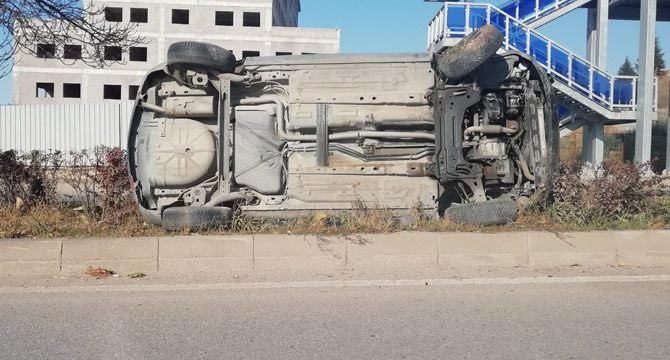 Takla atan araçtan burunları bile kanamadan çıktılar