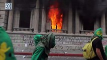 Un grupo de manifestantes radicales asaltan el Congreso de Guatemala y le prenden fuego