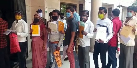 इंदौर: विवाह अनुमति के लिए कलेक्टर ऑफिस में लगी लंबी कतार, सोशल डिस्टेंसिंग की उड़ी धज्जियां