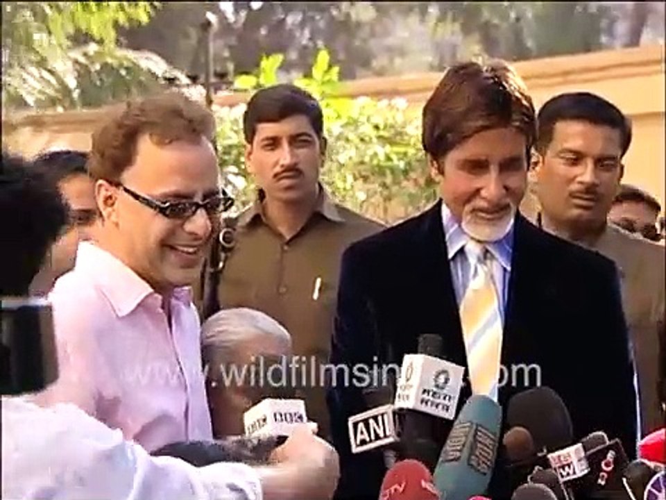 Amitabh Bachchan is gifted a Rolls Royce Phantom car by Vidhu Vinod Chopra after Eklavya film