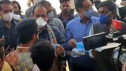 अब्बास नगर में सीएम शिवराज ने लोगों को पहनाए मास्क, कोरोना से बचने की हिदायत दी