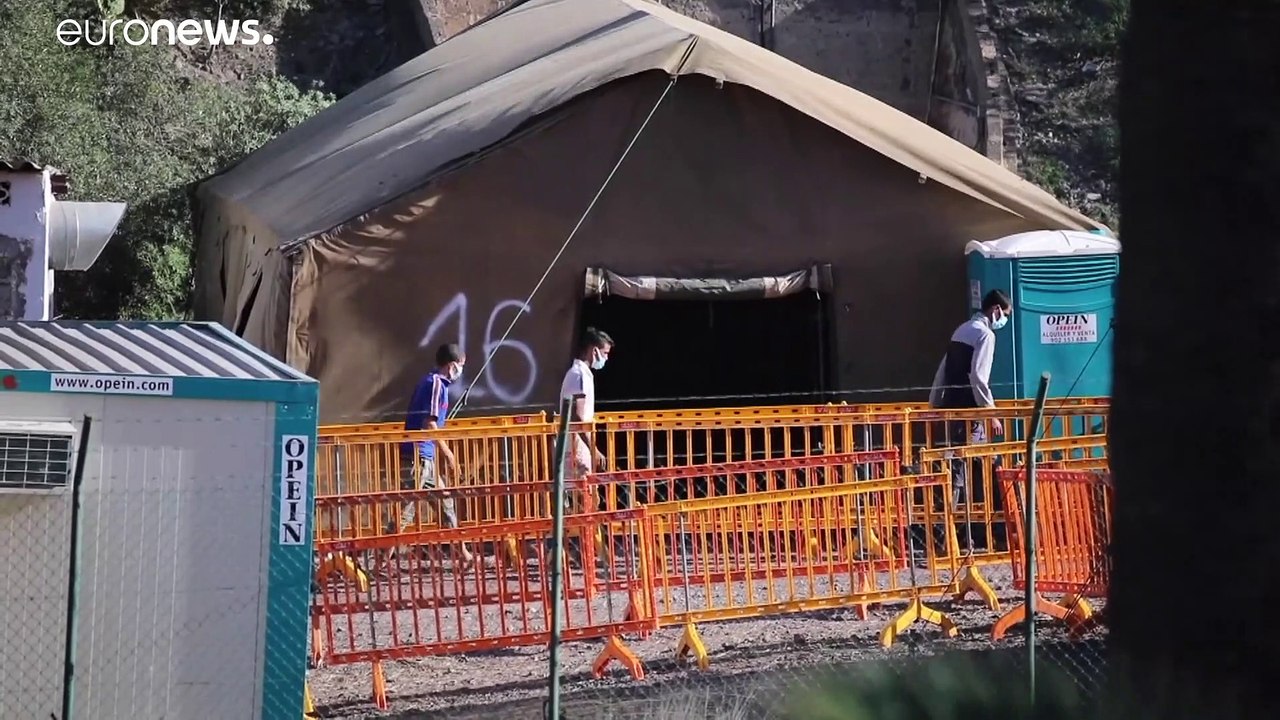 "Notlager" auf den Kanaren: Migranten sitzen auf Urlaubsinseln fest